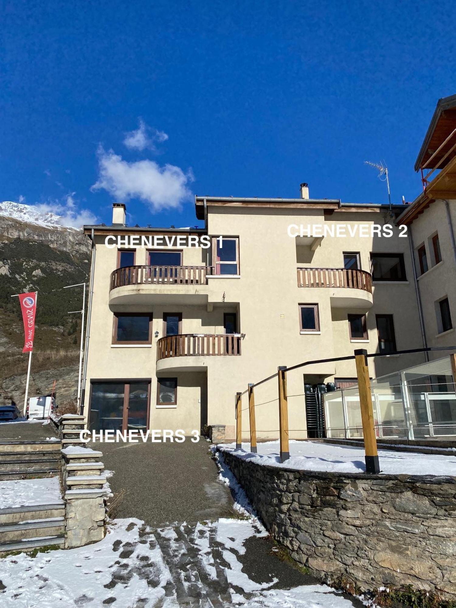 Les Chenevers Apartment