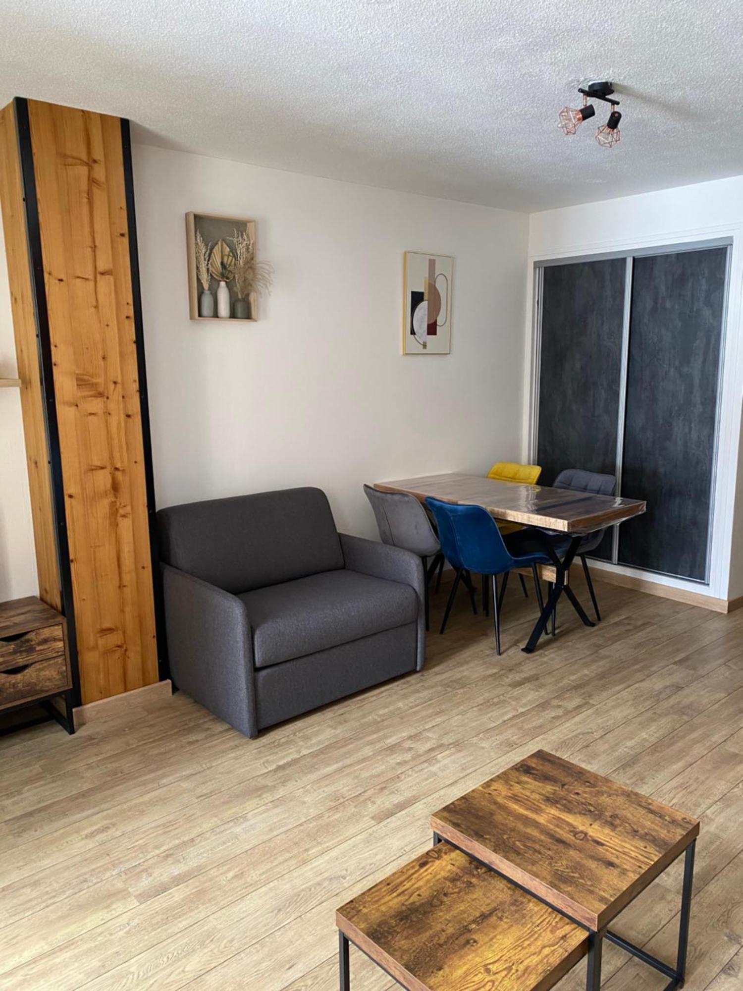 Les Chenevers Apartment